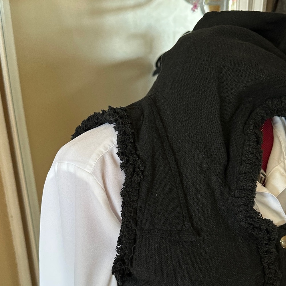 Cropped Black Button Front Hooded Vest - Picture 7 of 9